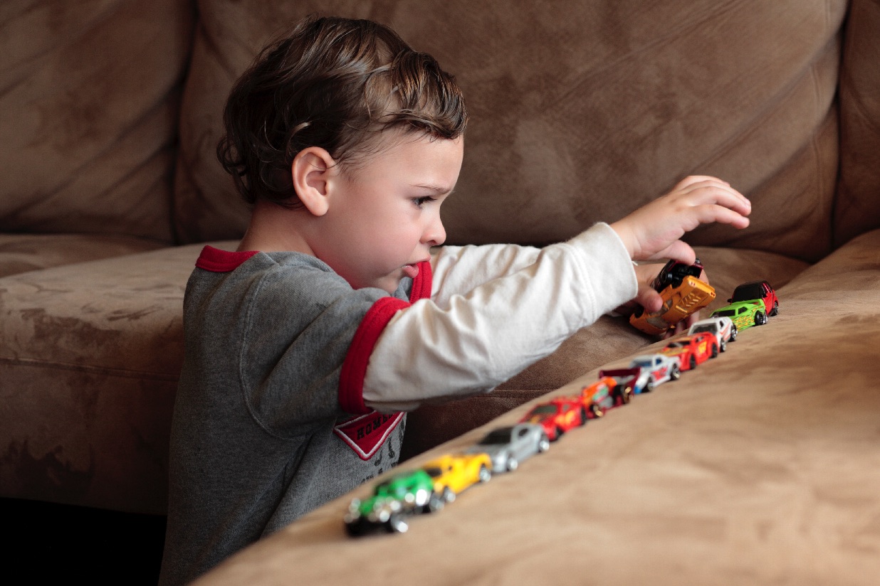 Child with ASD lining up toys